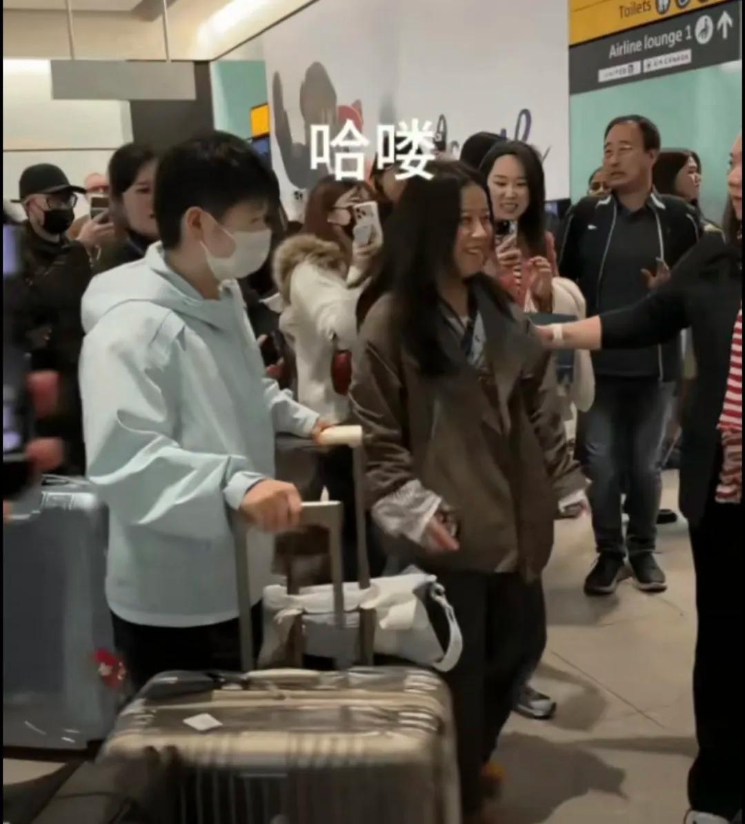 4月28日凌晨，国乒全队历经11小时长途飞行，平安抵达伦敦，正式开启世乒赛之旅。