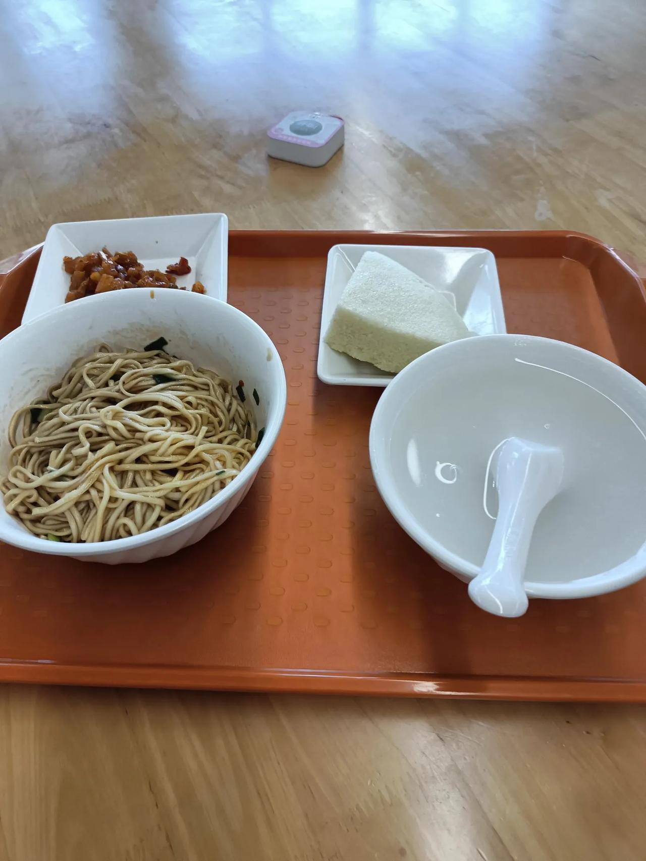食堂的饭菜也不便宜啊。早上在食堂吃早饭，以前从不注意这些早点的价格，今天因为分