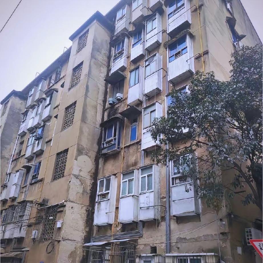 咱街坊邻居都听说过，老王家老爷子六十四，抽烟四十来年。去年体检查出肺上长小结节，
