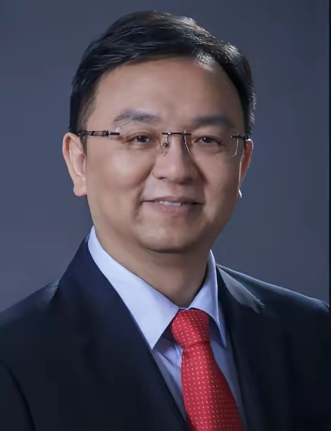 比亚迪总裁王传福说，他高中时回家要生活费时，他嫂子张秀菊，翻箱倒柜，兜里就几毛钱，嫂子一拍大腿，做出