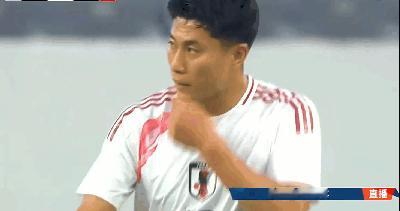 什么意思？日本队员进球，忍住不笑。刚刚，中国男足在东亚杯的第二场比赛对日本队上
