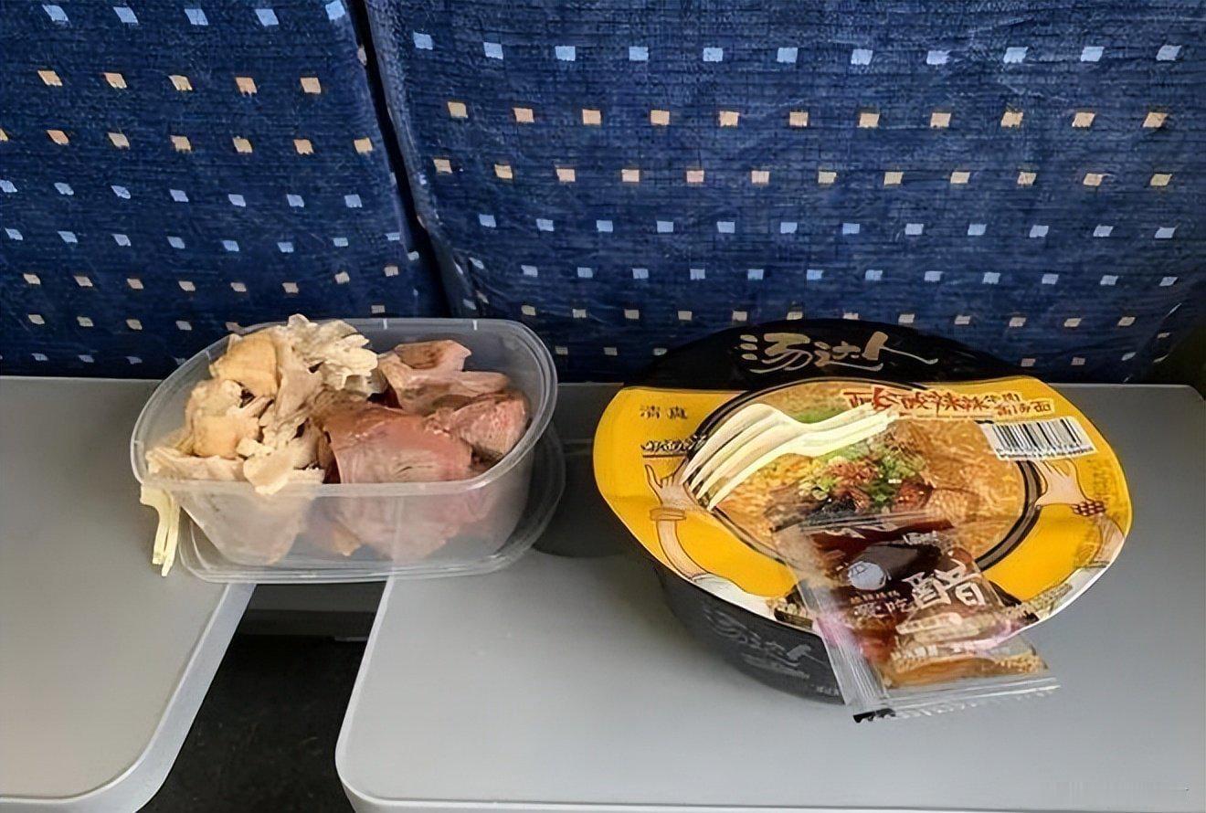 高铁客流逐年上涨车上盒饭却卖不动动辄载客上千的高铁上，推着餐车叫卖的乘务员时常陷入无人回应的尴尬，海
