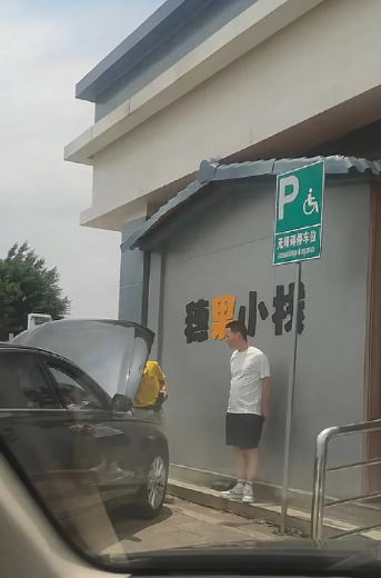 网友在服务区偶遇谢浩男一家，谢浩男白T恤黑短裤，爸爸老谢还穿着十分鲜艳的黄色T恤