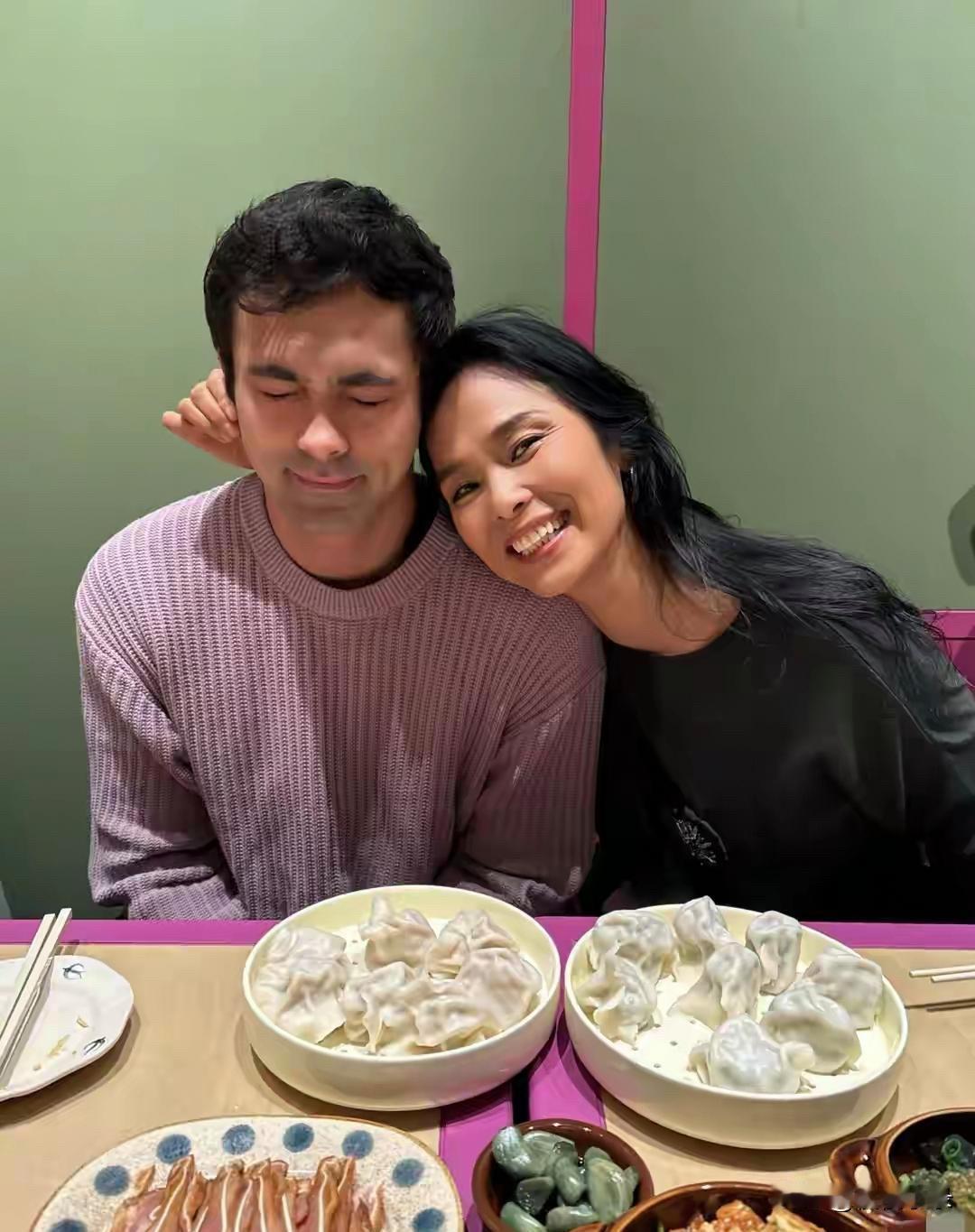 年味拉满！韦唯与二儿子吃饺子合影，温情瞬间暖透人心！照片里，韦唯身着黑色上衣，亲