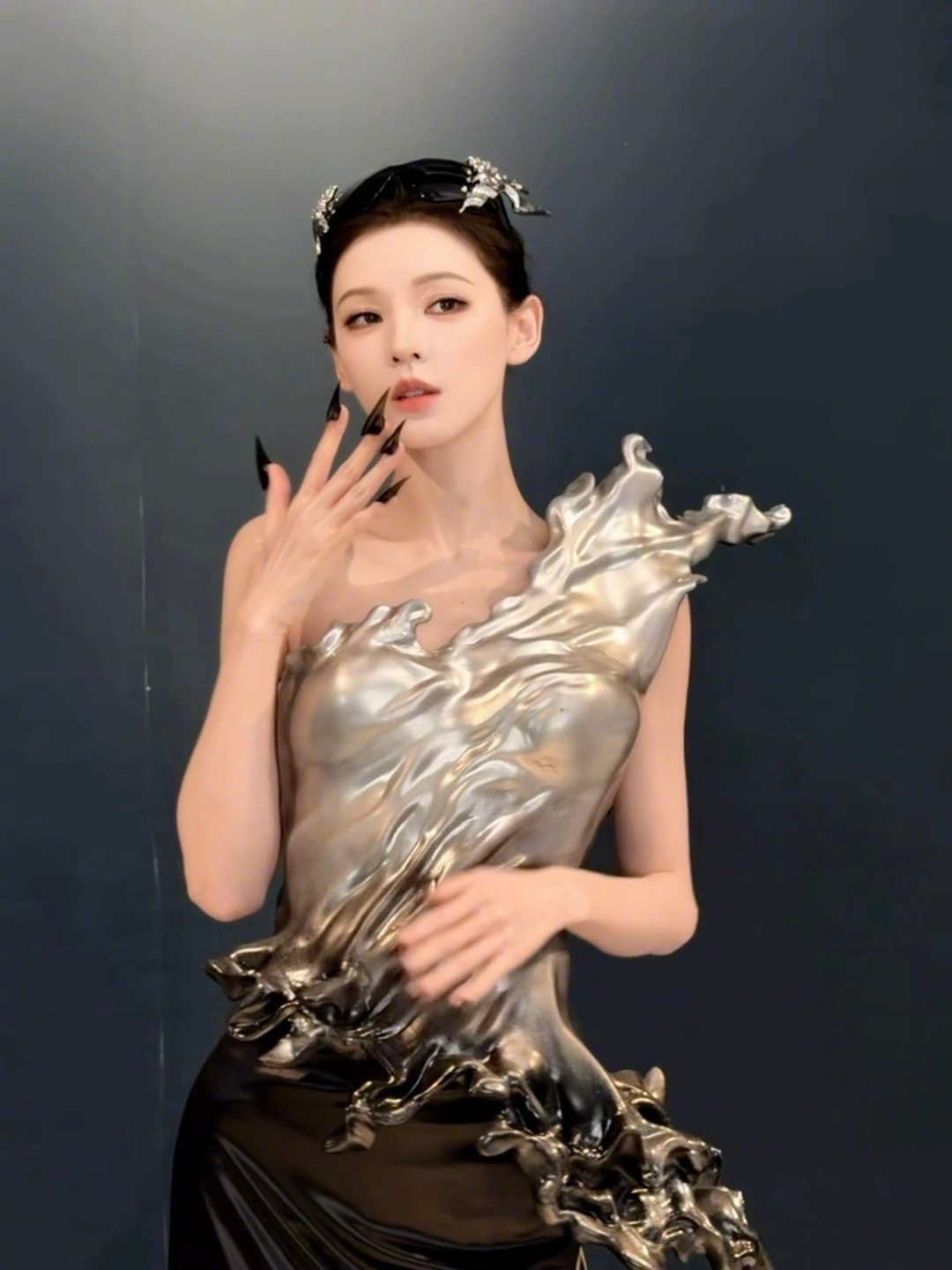 张予曦裸背张予曦解锁新风格，一袭露背装美得惊艳，清冷气质太绝了！