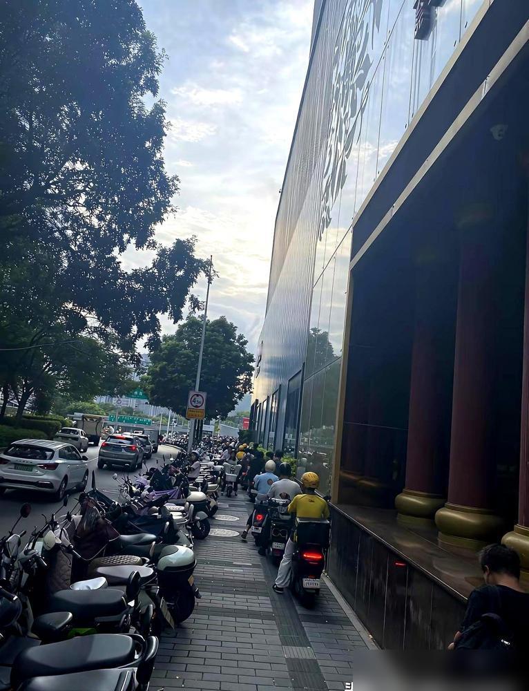 深圳又开先河了，这回轮到人行道。把砖换成水泥，乍一听像是往回走：铺得好好的砖