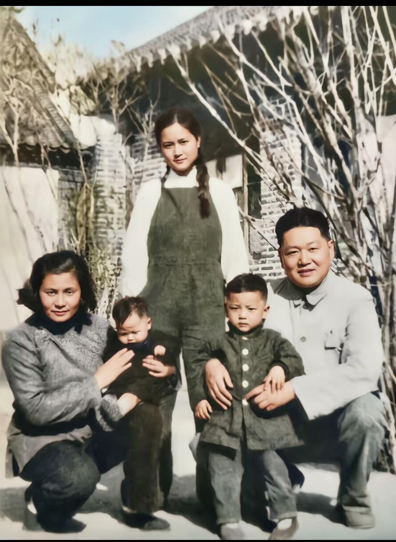 1946年6月5日，罗炳辉在山东临沂和妻子张明秀、一双儿女拍下全家福，这是他与家