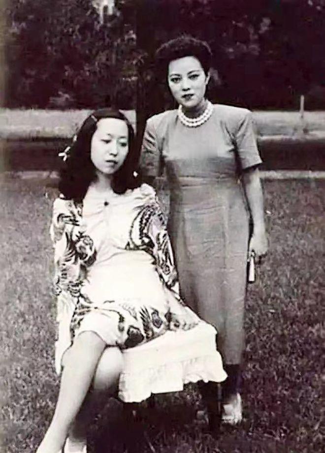 1940年一天，20岁的张爱玲正在家中洗澡，母亲却突然发疯一般的冲了进来，并声称