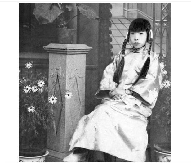 1934年，第二十军军长杨森到成都某所女中视察，正拿着一双"将军的眼睛"在人群里