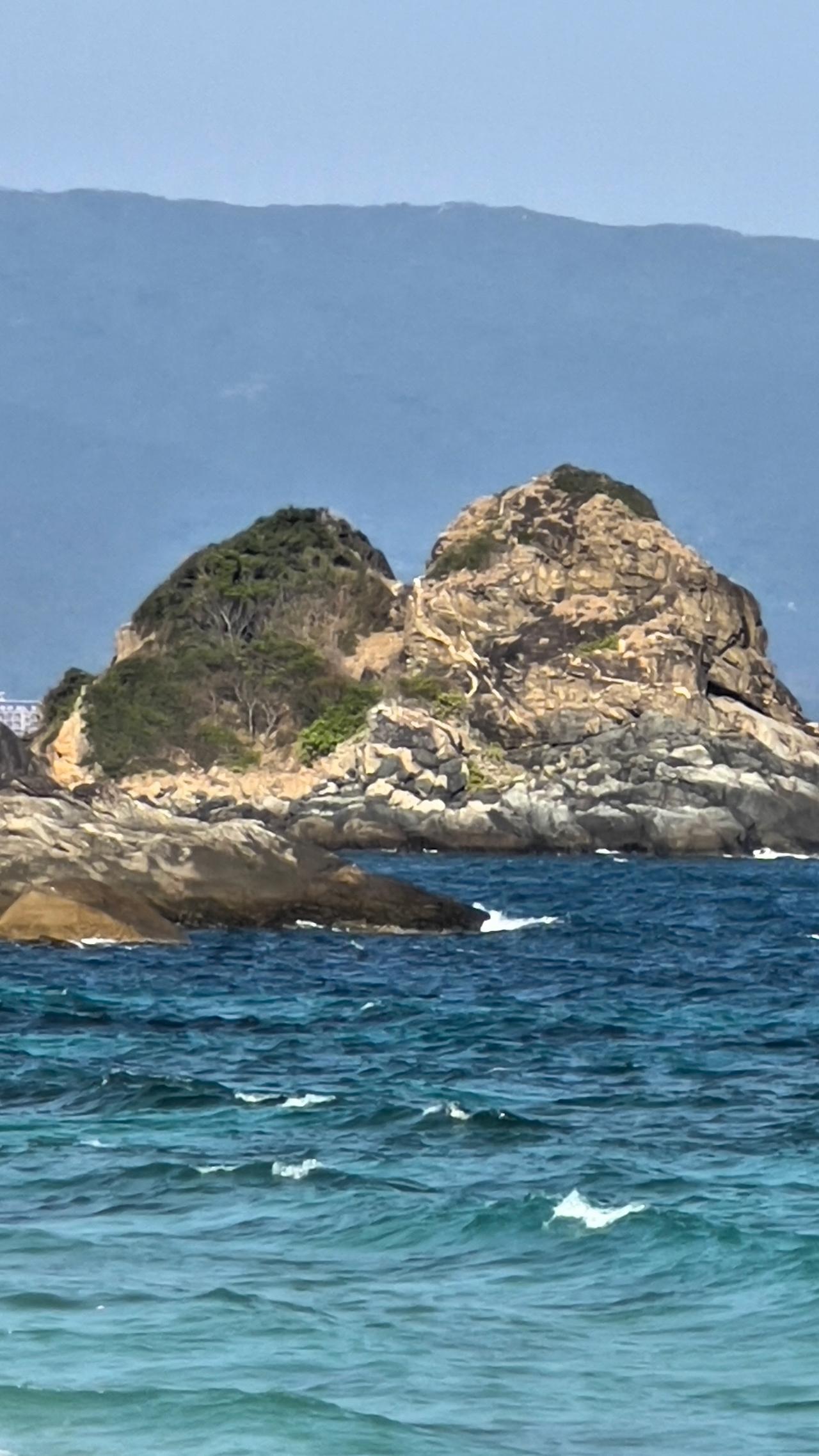 【原创】三亚太阳湾小景：海浪拍打着岩石，远处的山峦若隐若现，自然之美尽收眼底。