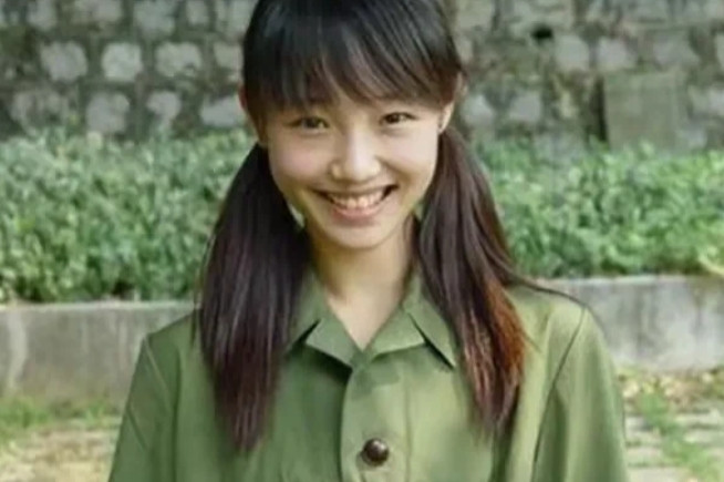 2000年，张艺谋看中了16岁的白百何，他说：“小姑娘，来我剧组拍戏吧”？白百何