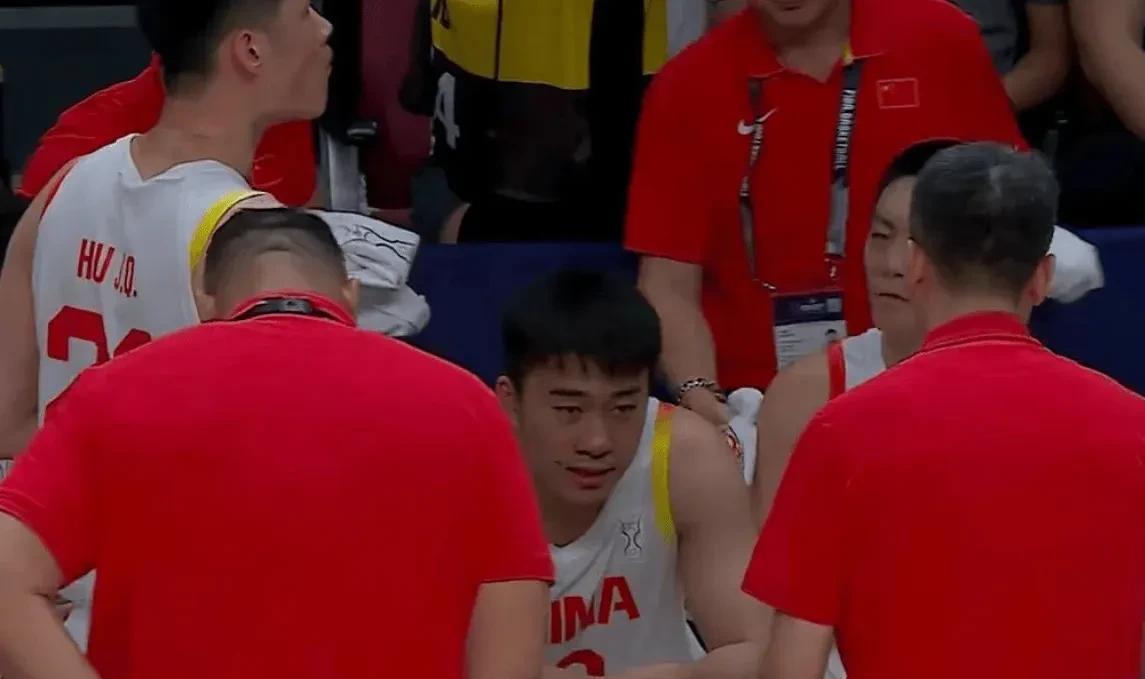 中国男篮险胜沙特，有一个人肯定很憋屈，那个人不是胡明轩，胡明轩虽然得分少，但是郭