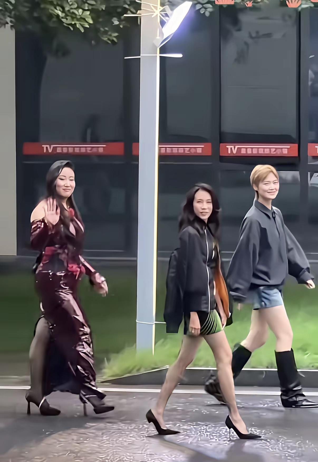 莫文蔚从“丑女”到了熟女巅峰了，这三个过去反而莫文蔚最有吸引力。三种女人