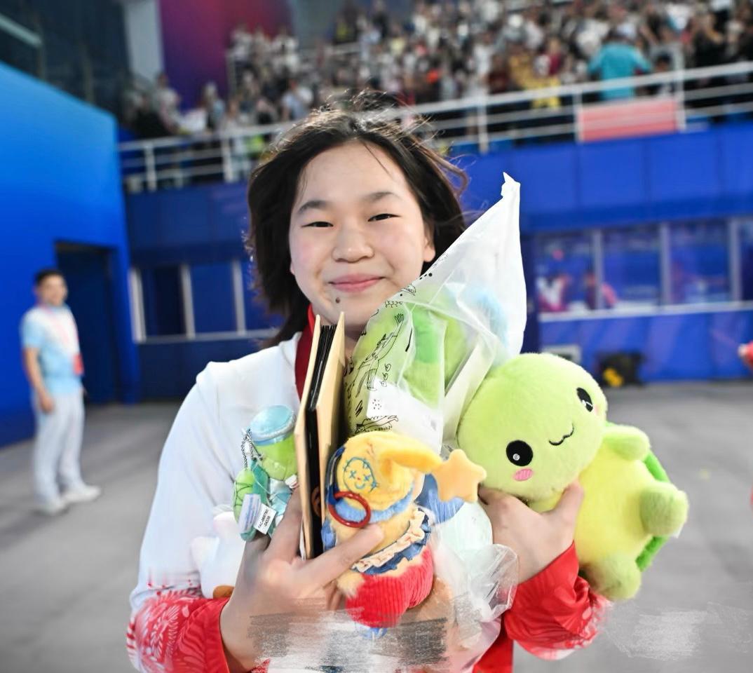 第15届全运会女子双人10米跳水，全红婵和王伟莹夺冠，赛后，令人熟悉的一