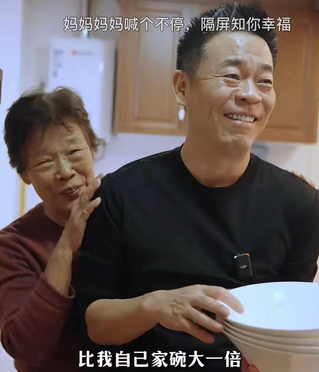 孙浩与爸爸妈妈在一起，妈妈喊个不停。隔屏看，知道孙浩是幸福的。孙浩56岁了，爸爸