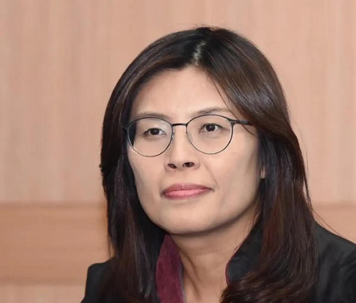 郑丽文说，我多次表达，中生代战果辉煌，战力爆表。而我郑丽文已经准备好了要接棒了！