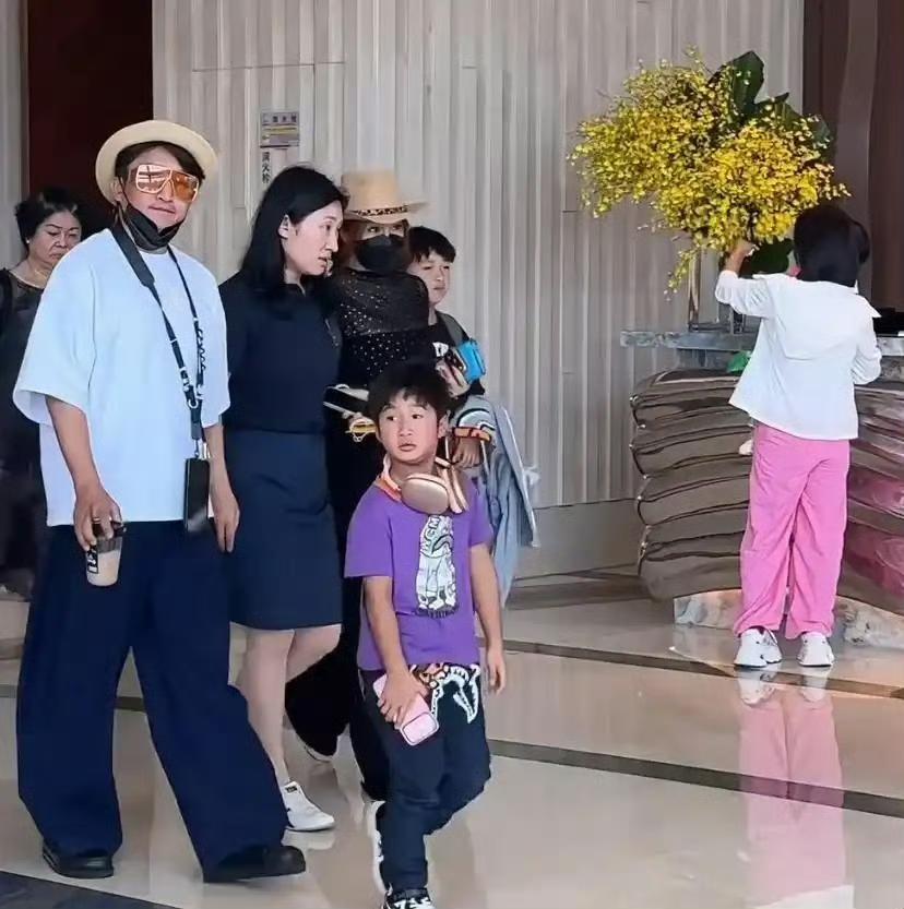 三亚的海风轻拂，邹市明与家人正享受着难得的假期时光。镜头前，他褪去赛场上的凌厉，