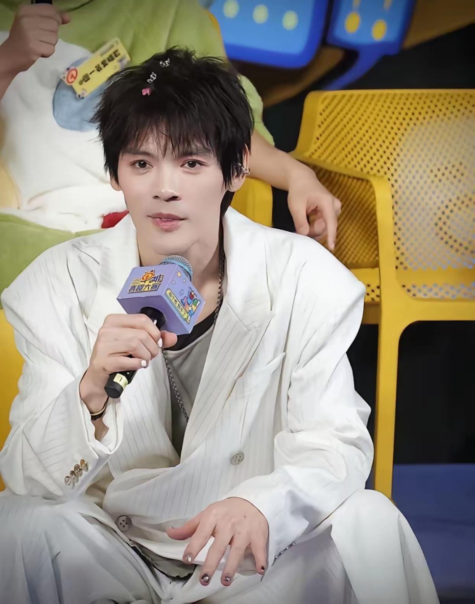 向佐终于找到适合他的领域了。这发型一换，再穿回正常的衣服，整个人瞬间养眼了不少，