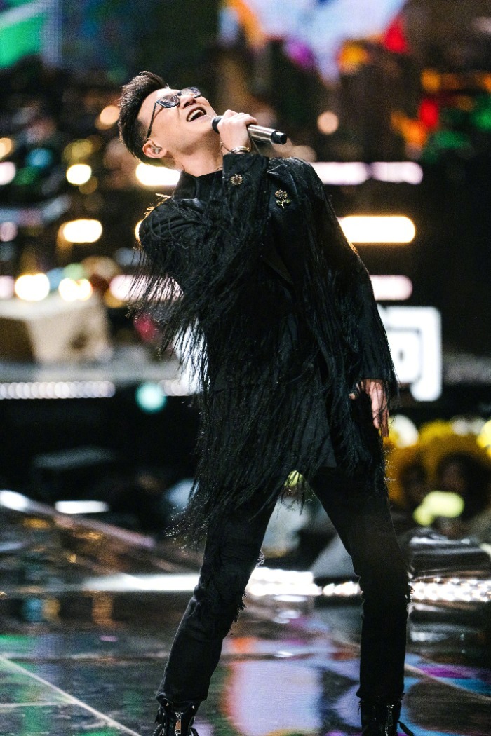 #汪峰跨年联名植物大战僵尸摇起来了#【#汪峰跨年让网友直呼爷青回#】2025年1