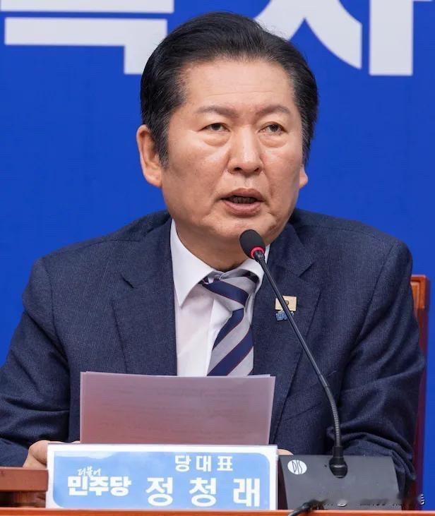 2月19日，韩国共同民主党党首郑清来在社交平台发文，明确恳请法庭对内乱主谋尹锡悦