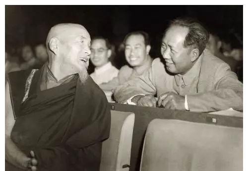 1954年，主席与佛教协会会长喜饶嘉措，展开了一段有意思的对话。主席：“人生真的