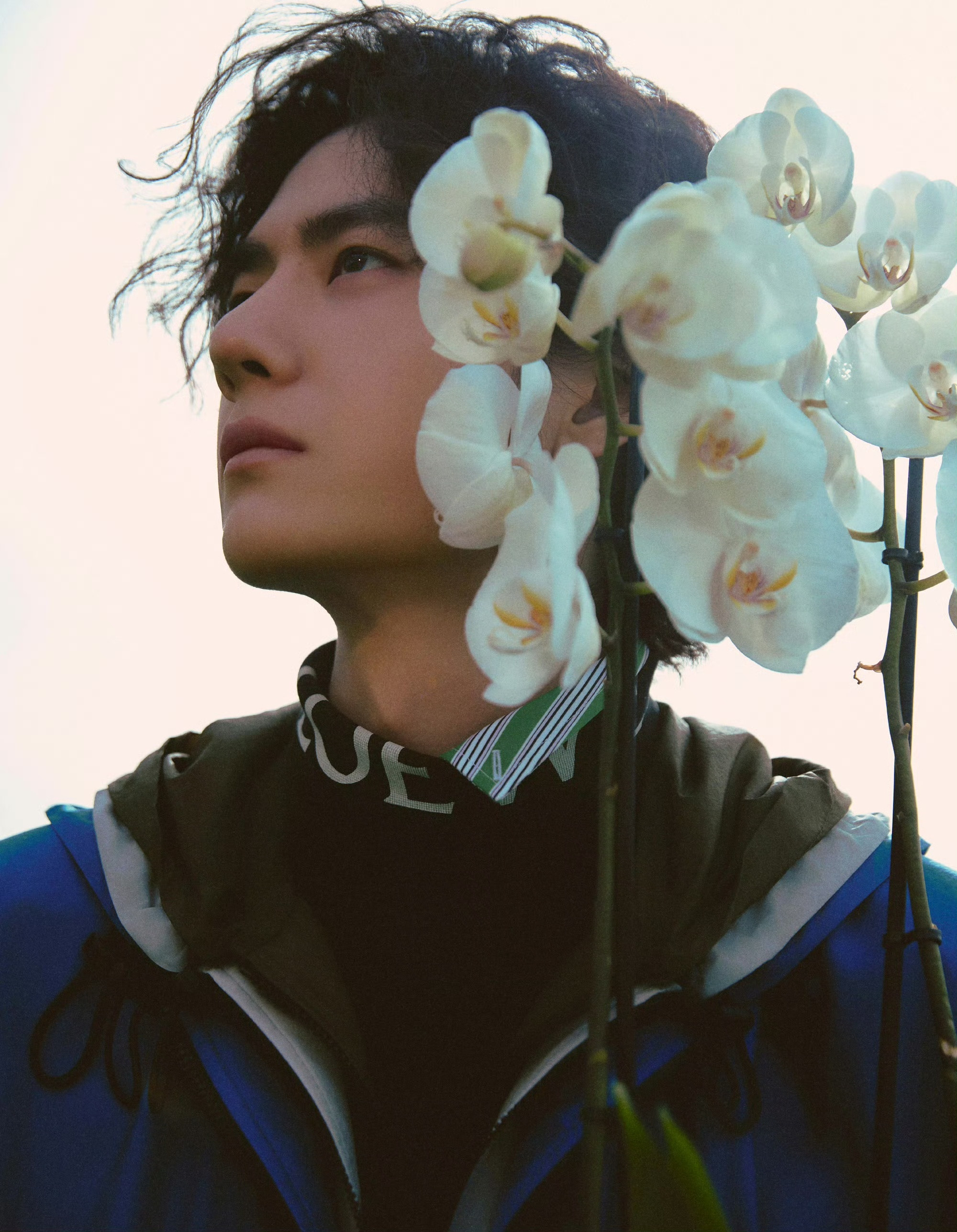 外国摄影师喊王一博喊破音了王一博巴黎秀场排面拉满！外国摄影师激动喊破音求镜头，快