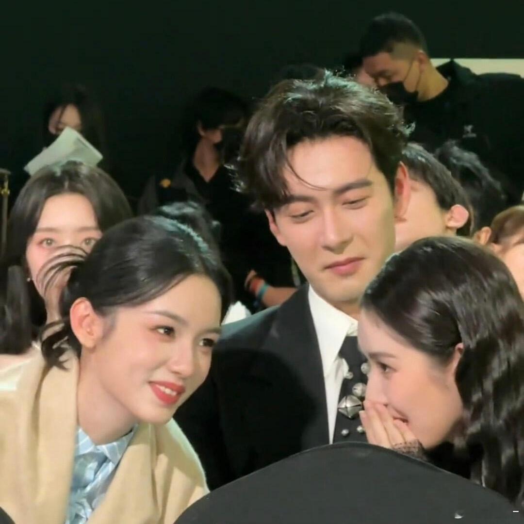 没想到吧！这事还有后续，两姐妹聊天你必须听不许走，出门了等等我们，一起走，陈