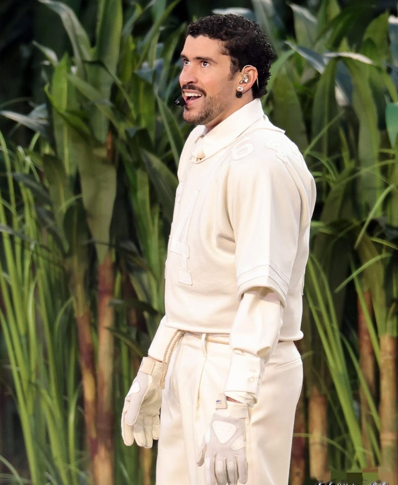 BadBunny这小子，2016年还在超市装袋。五年后，他直接炸了超级碗中场