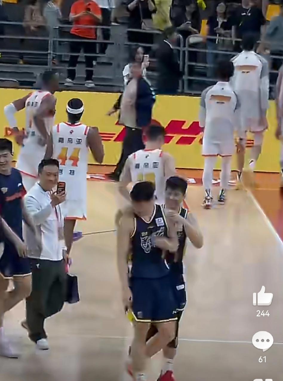 看来在广东队打球压力真大啊！赛后张皓嘉哭着离开球场！广东球迷已经不满张皓嘉辣