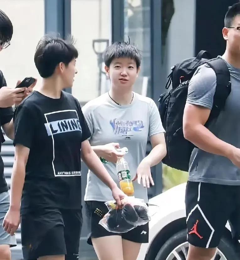 这是新鲜的莎莎吗？和奥林匹克宣传片里的形象差不多，怎么能这么可爱呢！一边走
