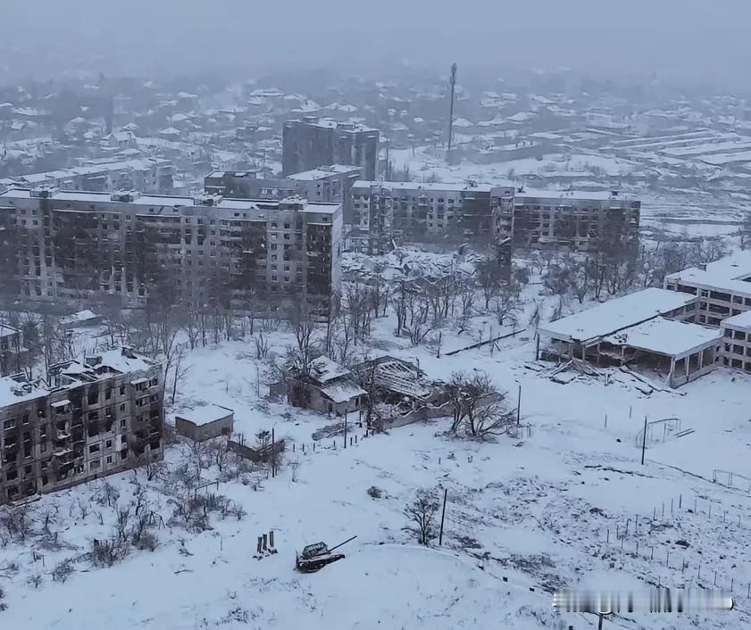 零下30度，寒潮将席卷乌克兰全国。停水、停电又停暖的基辅民众受不了啦，他们走