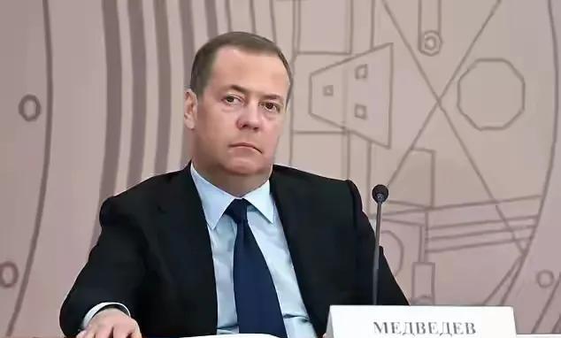 梅姐夫前脚表示要和川普硬刚到底，后脚佩斯科夫说他不代表普京立场。双簧还是嘴炮？