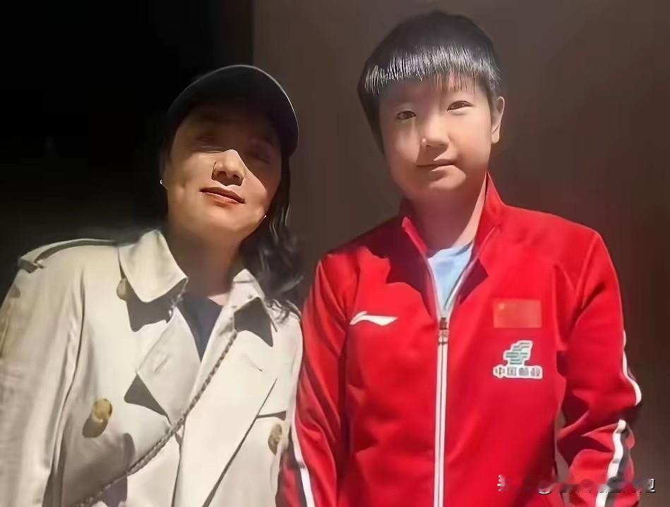 伦敦世乒赛期间，为了让莎莎她们吃好，中餐馆的老板娘每天都坚持留桌、温着锅等她们来