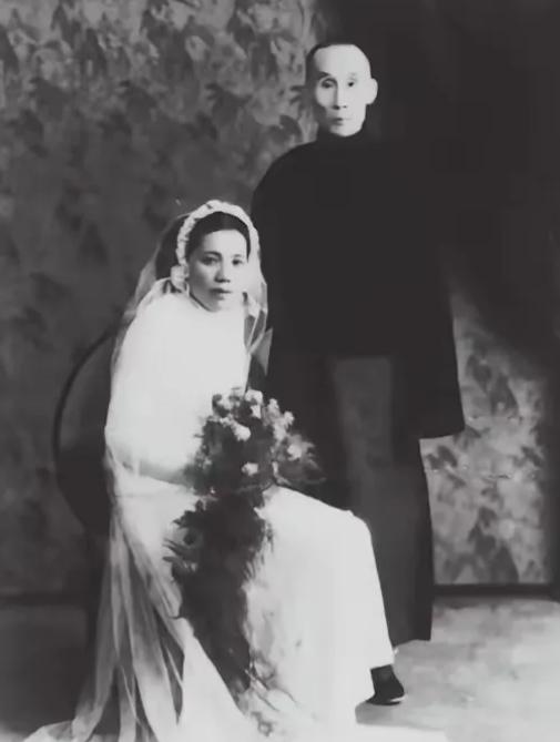 1932年，19岁学霸校花张晓芳，在母亲的强制下，嫁给52岁已婚富豪。她强忍泪水