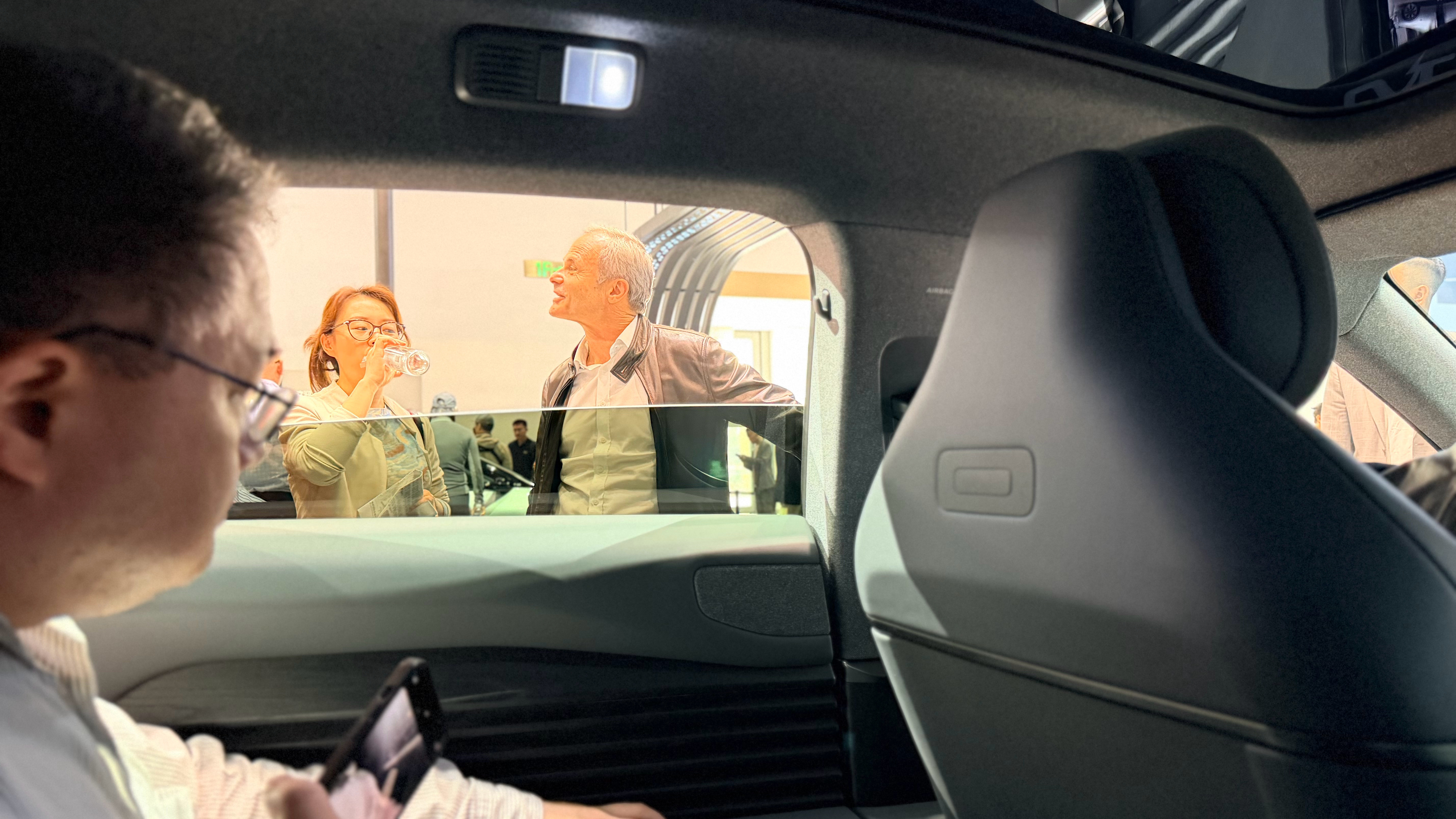 这个是老熟人比亚迪全球设计总监艾格吗？你猜它在看啥车？