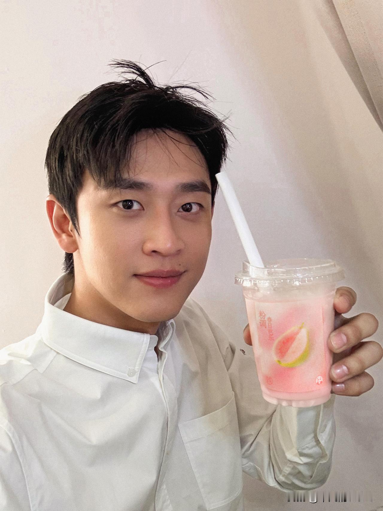 3月18日，王天辰更新生活日常plog，并配文“春天适合更新新照片”。他晒出