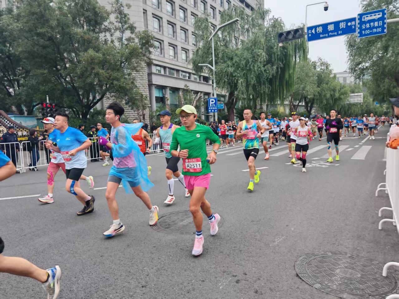 今天济南这场马拉松真是让我开了眼界！之前以为都是爱运动人士参加的，只有我朋友今