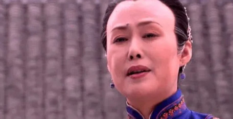 2000年，《大宅门》剧组，斯琴高娃拍了3集大怒：“这是人干的事吗？”助理赶紧上