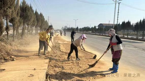 缅北果敢地区正在为过年大扫除准备！果敢地区的公路，其实就是和咱们的乡镇农村的