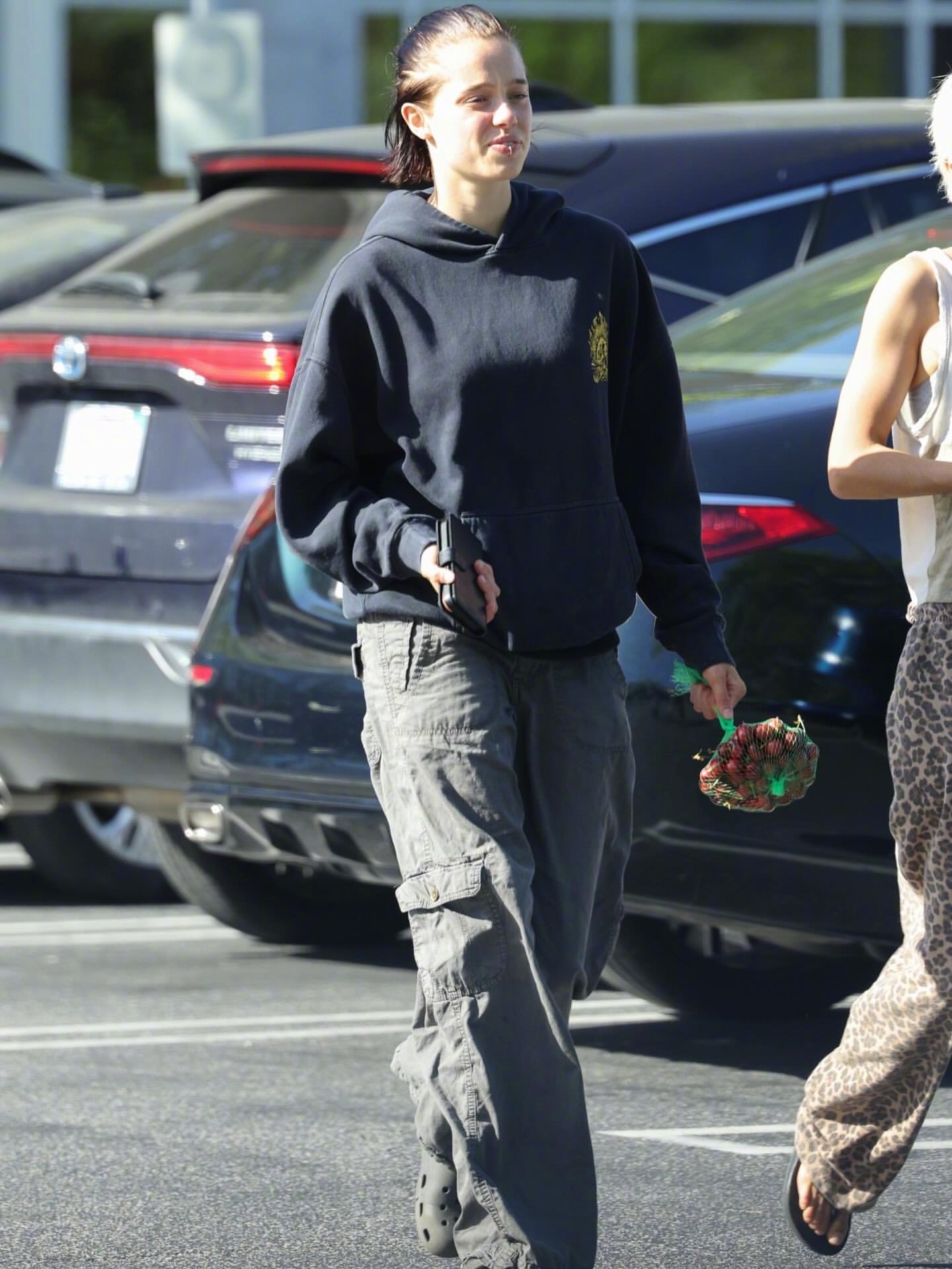 希洛·朱莉被拍到与传闻中的女友、同为舞者的凯欧尼·罗斯一起离开Erewhon