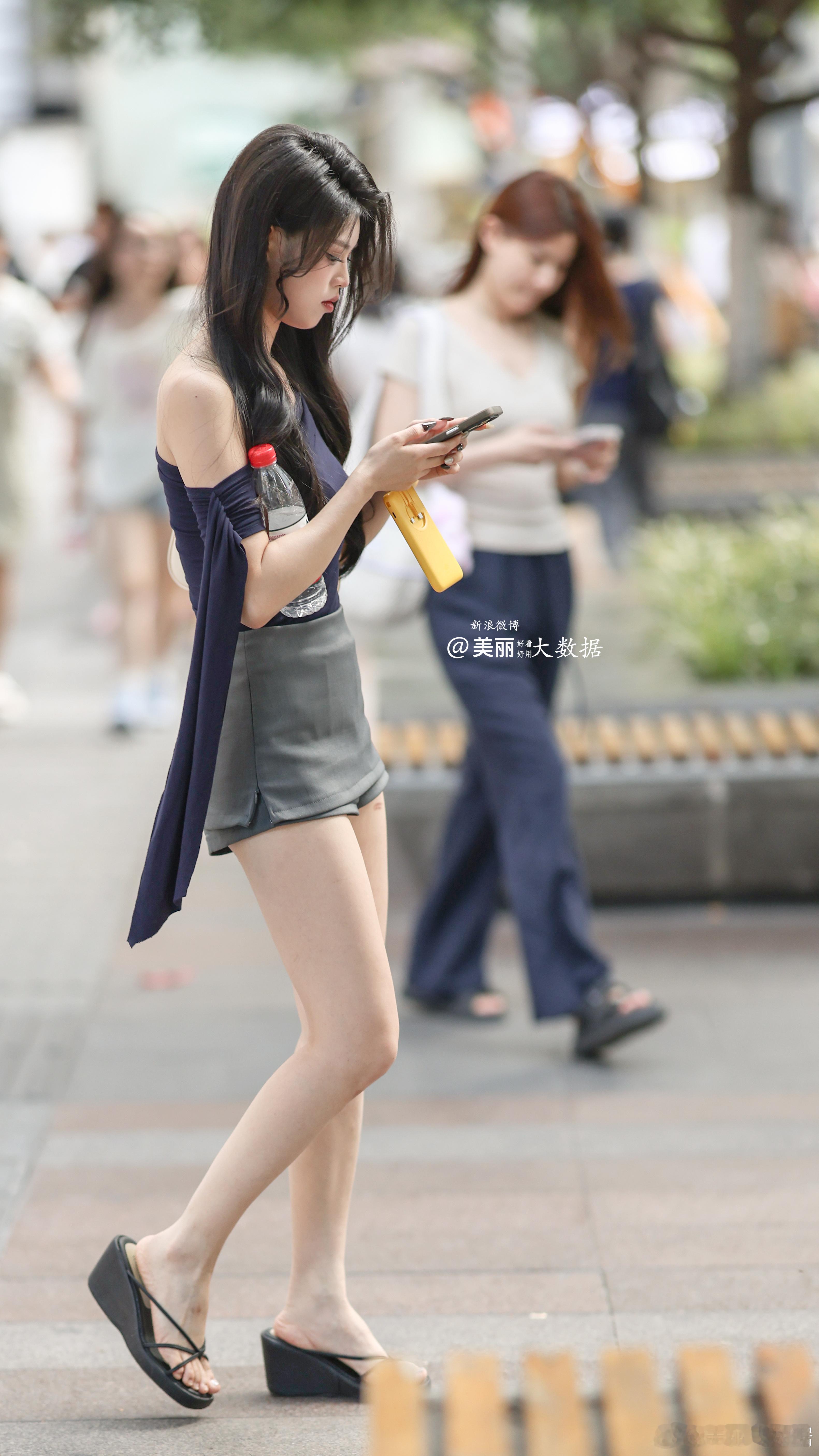 走路最好不要看手机📱