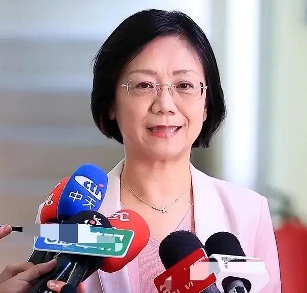 台当局为了文化去中，翁晓玲在脸书分享，有高中生吐槽某高中国文教材，选用了林亨泰的