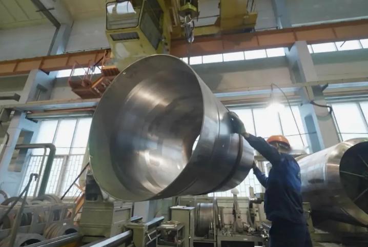 图文：乌军无人机打击1300公里以外的俄最重要的导弹工厂据当地目击者和Tel