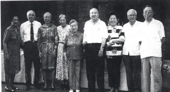 1996年，刘少奇夫人王光美和兄妹们的珍贵合影。左起：王光和、王光杰、王光超夫人