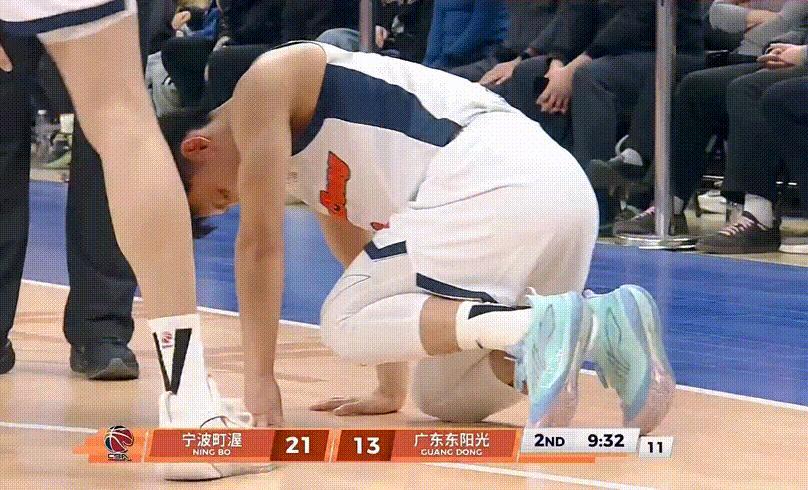 不会这么倒霉吧？徐杰崴脚后复出第一场比赛，就又崴脚了？难道这次徐杰复出，崴脚