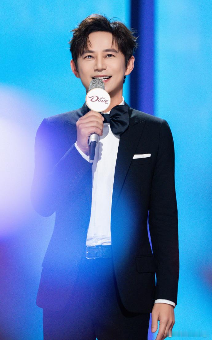 何老师这么慌乱的时候可不多见呀还好何老师也是见过大场面的人慌得不停输出跟嘴