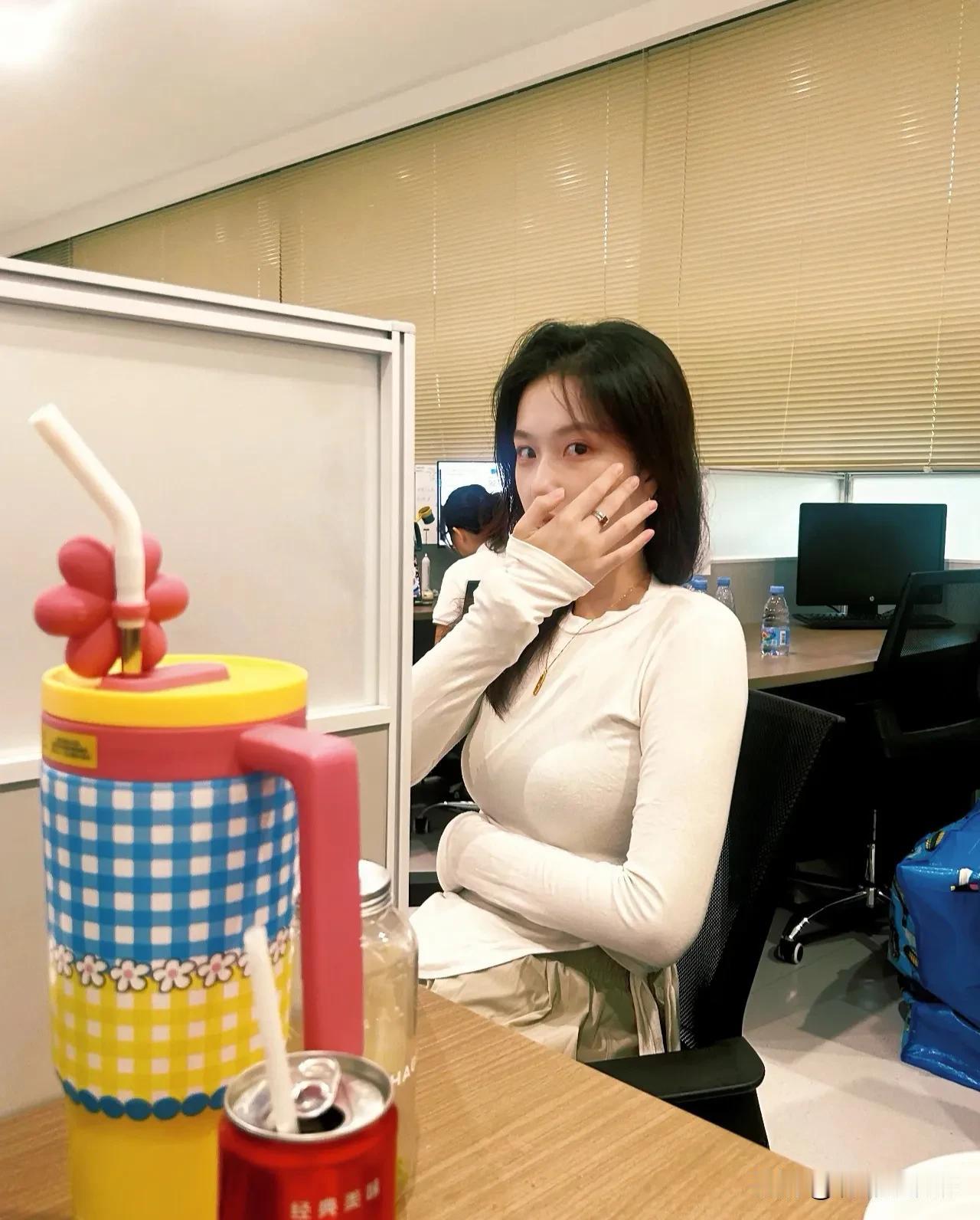 这么漂亮的同事小姐姐每天一起上班太开心了！