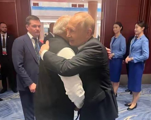 莫迪肯定一肚子话想和普京倾诉。这一个紧紧的拥抱，根本不足以表达心情。严重怀疑莫迪