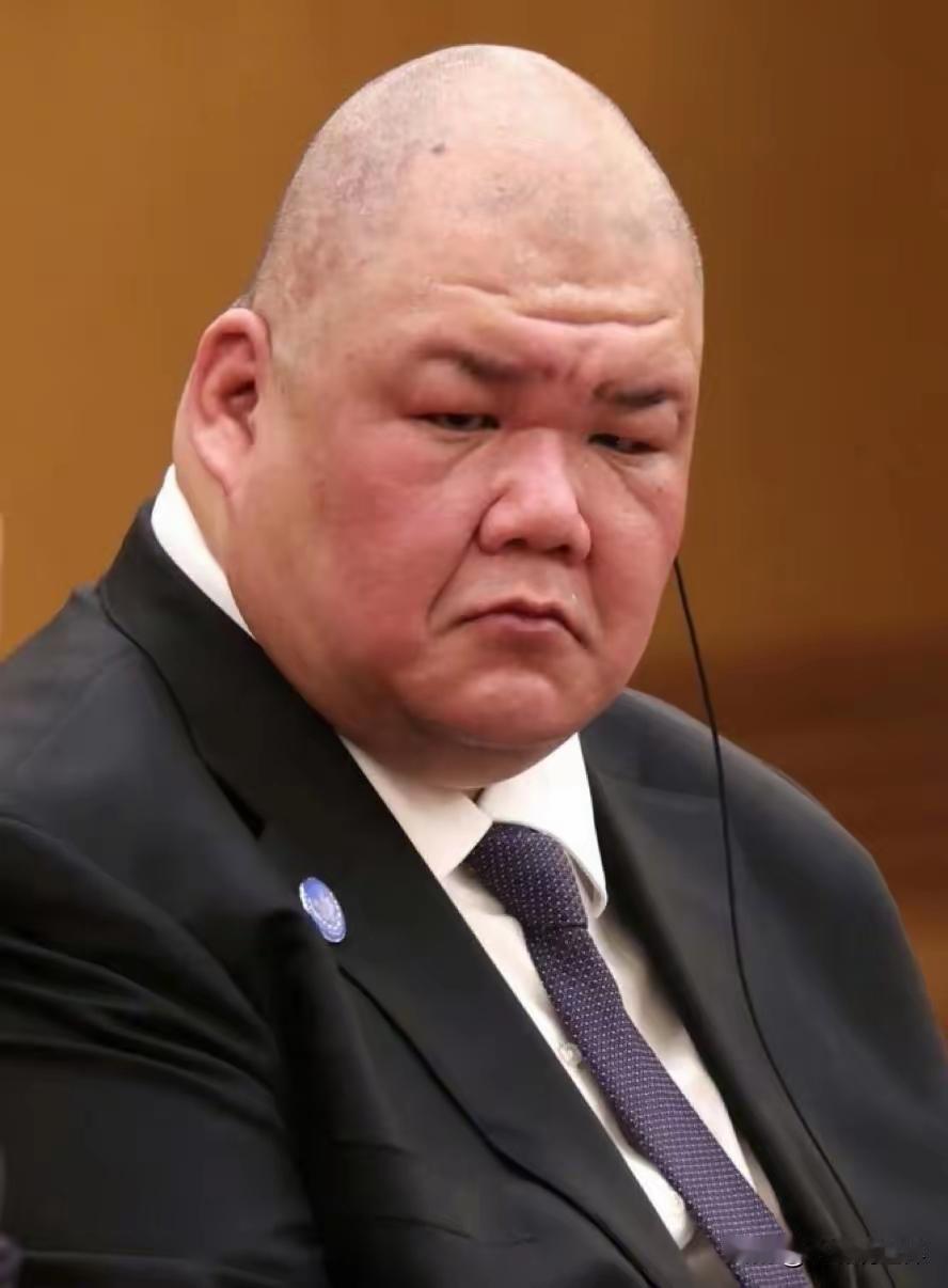 很多人把目光放在随行的商界大佬身上，却忽略了队伍里这位低调的光头华裔，他才是此行