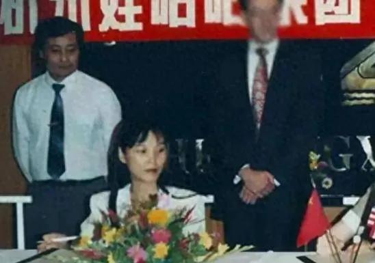 宗庆后杜建英香港出差，竟同住一间房！1995年香港签约现场的老照片，杜建英身着职
